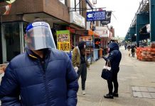 Un grupo de residentes de Nueva York protestó este sábado en contra del plan del gobernador Andrew Cuomo que ha mantenido a la mayoría de los residentes en casa y la apertura de sólo los negocios esenciales