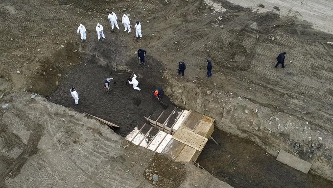 La idea es que estos entierros sean temporales y que los familiares que reclamen los cuerpos puedan en el futuro celebrar un sepelio privado.
