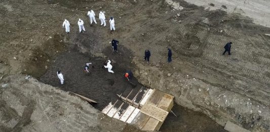 La idea es que estos entierros sean temporales y que los familiares que reclamen los cuerpos puedan en el futuro celebrar un sepelio privado.