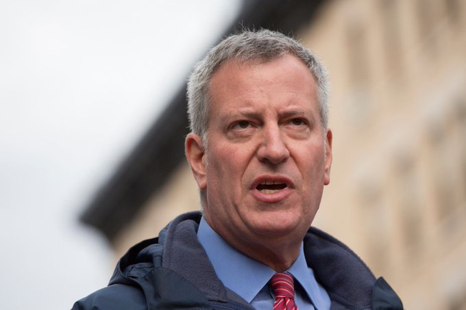 Bill de Blasio, anunció que peatonalizará entre 65 y 160 kilómetros de las calles de la Gran Manzana con el objetivo de garantizar el distanciamiento social.
