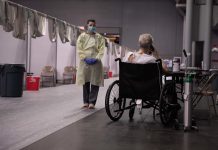 El estado de Nueva York, el más impactado por la pandemia de COVID-19 en EE.UU., registró este domingo su cifra de fallecidos diarios más baja del mes