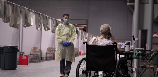 El estado de Nueva York, el más impactado por la pandemia de COVID-19 en EE.UU., registró este domingo su cifra de fallecidos diarios más baja del mes