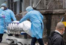 En cuanto a las personas hospitalizadas por la pandemia, el número se sitúa en 13.383, un millar más que ayer; con 3.396 pacientes que han necesitado cuidados intensivos.