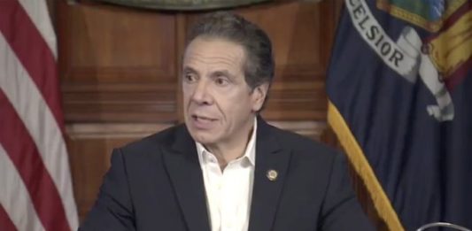 Andrew Cuomo, ha ordenado confiscar respiradores a los centros privados que no los estén usando para equilibrar el sistema sanitario.
