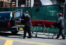 El número total de fallecidos en Nueva York supera ya los 7.000, lo que va a obligar al estado a traer empleados de funerarias adicionales a la zona para poder lidiar con el volumen de cuerpos.