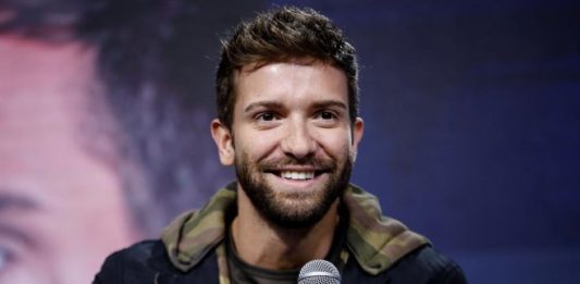 En la lista de tareas pendientes para cuando remita la pandemia, el cantante español Pablo Alborán tiene un disco por grabar y un millón de abrazos para sus sobrinos y sus amigos.