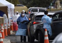 Pandemia vuelve "extremadamente vulnerables" a latinos en suburbio de Denver La pandemia de COVID-19 ha convertido en "extremadamente vulnerables" a los residentes de un barrio con mayoría latina en un suburbio al este de Denver
