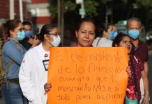 Decenas de trabajadores del Hospital 20 de Noviembre de la Ciudad de México protestaron este miércoles a las puertas de ese centro público de salud para denunciar que no se les proporciona suficiente material sanitario