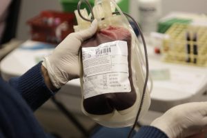 La terapia con plasma de pacientes recuperados de la COVID-19 es la "única" opción disponible actualmente para enfrentar la pandemia en EE.UU. mientras se desarrolla una vacuna