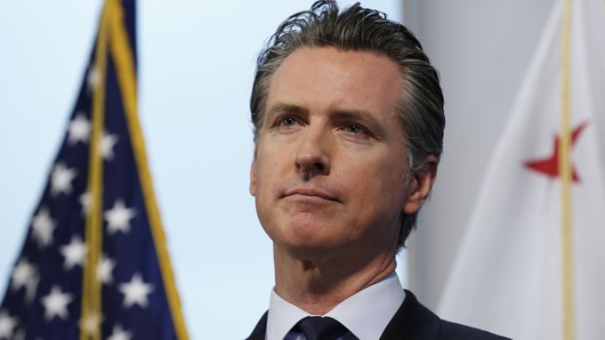Gavin Newsom, fue uno de los primeros del país en emitir una orden de confinamiento relativamente estricta.
