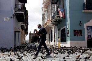 La Policía de Puerto Rico estudia multar a las personas que circulen por las calles de la isla sin mascarillas para prevenir el contagio de COVID-19