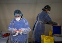 Puerto Rico se aproxima a las mil personas positivas de Covid-19 Una mujer de 54 años se convirtió en la más reciente víctima mortal del COVID-19 en Puerto Rico que, además, añade seis casos con resultados positivos hasta situarse en los 903