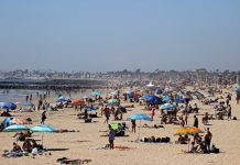 Rechazan moción para extender cierre de playas en el sur de California Aunque se mantuvieron cerrados los aparcamientos, la apertura de las playas convocó a miles de bañistas, situación que fue criticada por el gobernador, Gavin Newsom.