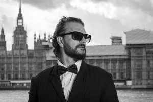"Estoy más joven, más feliz y más peligroso que nunca". Eso aseguró el cantante Ricardo Arjona en una entrevista exclusiva al presentar "Hongos"