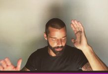 Ricky Martin graba con su móvil su nuevo vídeo musical Ricky Martin ha aprovechado el aislamiento social por el COVID-19 para grabar con su móvil el vídeo musical del "remix" de su tema "Tiburones"
