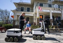 Robots de reparto, la solución de un supermercado de Washington DC al coronavirus Desde finales de marzo, el supermercado Broad Branch Market cuenta con seis nuevos empleados, unos robots de reparto que entregan la compra en las casas