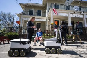 Desde finales de marzo, el supermercado Broad Branch Market cuenta con seis nuevos empleados, unos robots de reparto que entregan la compra en las casas