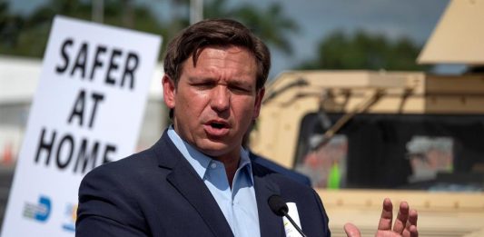 El gobernador de Florida, Ron DeSantis, afirmó este viernes que no tiene decidida una fecha para "reabrir" el estado y aseguró que su intención es hacerlo "con método y seguridad"