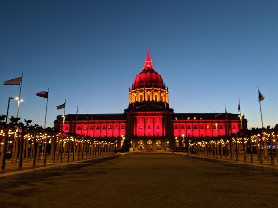 San Francisco se solidarizó con el daño que la pandemia de COVID-19 está causando en España.