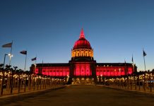 San Francisco ilumina el Ayuntamiento con la bandera de España por COVID-19 San Francisco se solidarizó con el daño que la pandemia de COVID-19 está causando en España.