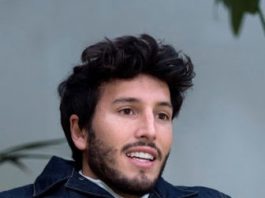 El cantautor colombiano Sebastián Yatra estrenó este viernes el "remix" de su canción "TBT" acompañado de un divertido video
