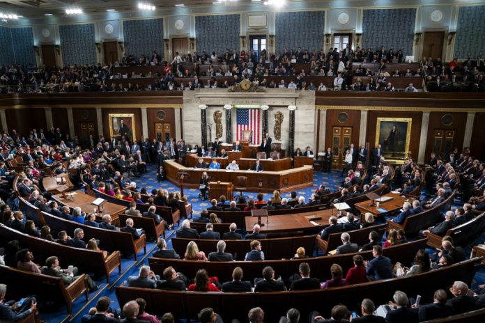 El Senado de Estados Unidos, controlado por los republicanos, aprobó este martes un nuevo paquete de ayuda por valor de 484.000 millones de dólares