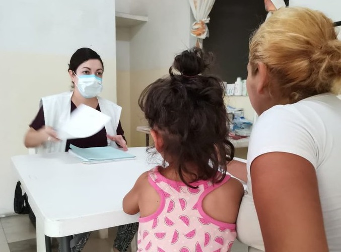 Organizaciones comunitarias que ayudan a solicitantes de asilo se han visto obligadas a entrar en una dura competencia con otras instituciones para hallar recursos y poder apoyar a los inmigrantes recién llegados.