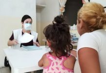 Organizaciones comunitarias que ayudan a solicitantes de asilo se han visto obligadas a entrar en una dura competencia con otras instituciones para hallar recursos y poder apoyar a los inmigrantes recién llegados.