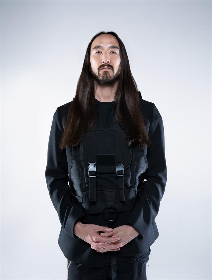 El artista Steve Aoki rompió sus dos años de silencio discográfico con "Neon Future IV".