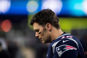 El legendario mariscal de campo Tom Brady, el nuevo y flamante fichaje de los Buccaneers de Tampa Bay, fue visto entren&aacute;ndose en un parque de la ciudad, que se encuentra cerrado por causa del coronavirus