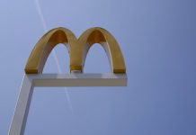 Trabajadores de locales de comida rápida en California de nuevo en huelga Las manifestaciones de este jueves siguen la estela de las protestas que iniciaron el domingo en Los Ángeles algunos trabajadores de McDonald's.