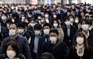 Las tropas estadounidenses desplegadas en Japón decretaron este lunes la emergencia sanitaria en sus bases de la región nipona de Kanto, donde se ubica Tokio, ante el "aumento constante" de casos de COVID-19 en el área de la capital.