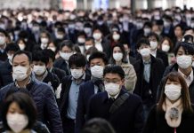 Las tropas de EE. UU. en Japón decretan emergencia sanitaria por el COVID-19 Las tropas estadounidenses desplegadas en Japón decretaron este lunes la emergencia sanitaria en sus bases de la región nipona de Kanto, donde se ubica Tokio, ante el "aumento constante" de casos de COVID-19 en el área de la capital.