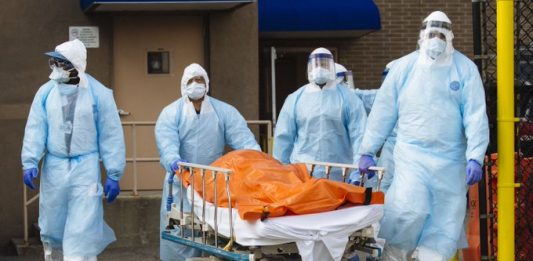 Las tres víctimas son dos mujeres, de 81 y 83 años, y un hombre de 63, detalló la agencia sanitaria en un comunicado de prensa.