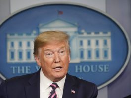 Latinos culpan a presidente Trump por respuesta tardía al COVID-19 El sondeo de opinión, realizado por la organización Latino Decisions, señala igualmente que los latinos confían más en sus líderes locales y estatales que en el Gobierno federal.