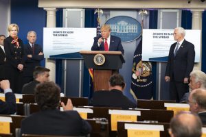 El presidente Donald Trump, reconoció este martes que estudia restringir los viajes de Brasil como ha hecho ya con China o varias naciones de Europa