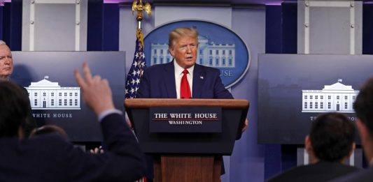 El presidente Donald Trump anunció este lunes que su Gobierno almacenará petróleo hasta llenar las reservas del país añadiendo otros 75 millones de barriles aprovechando el bajo precio del crudo.