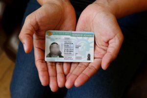 El presidente Donald Trump anunci&oacute; este martes que suspende la emisi&oacute;n de permisos de residencia permanente para inmigrantes, conocidos como "green card"