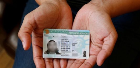 El presidente Donald Trump anunció este martes que suspende la emisión de permisos de residencia permanente para inmigrantes, conocidos como "green card"