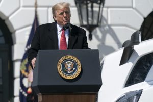 Siete gobernadores del Medio Oeste se sumaron a la iniciativa de otros nueve dirigentes estatales demócratas y anunciaron hoy que coordinarán una reapertura paulatina de sus economías que dé prioridad la salud, en contra de la intención del presidente Donald Trump de hacerlo cuanto antes.