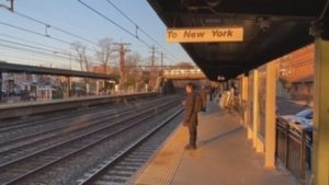 El estado de Nueva York, el epicentro mundial del coronavirus, ha superado este lunes la barrera psicológica de los 10.000 fallecidos por la COVID-19, aunque con la esperanza de que "lo peor ha acabado"