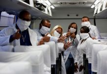 Cuba envía más de 200 sanitarios a Sudáfrica para combatir la COVID-19 Un grupo de 216 sanitarios cubanos partió este sábado hacia Sudáfrica para asistir en la lucha contra la COVID-19, tras una petición de ayuda del Gobierno de ese país africano a la isla.