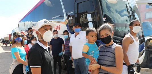 Miles de migrantes venezolanos que quieren regresar a su país siguen atrapados en las ciudades colombianas