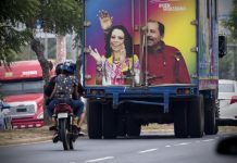 Despliegan clínicas móviles con imagen de Ortega, que sigue sin dar la cara El Gobierno de Nicaragua desplegó este lunes clínicas móviles del Ministerio de Salud con la imagen del presidente del país, Daniel Ortega, que hoy cumple 32 días sin dar la cara en público en medio de la pandemia por el coronavirus.