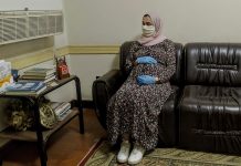 Mientras espera para su cita semanal con el médico en una clínica obstétrica del Cairo, Manar Ashmawy, de 28 años, juega impaciente y ansiosa con las manos dejando ver su preocupación