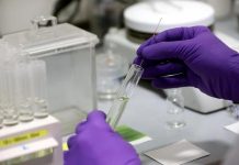 Una nueva revelación de sobreprecio por test empaña la gestión del Gobierno La adquisición del material sanitario se realizó a pesar de que las pruebas pueden conseguirse directamente a los fabricantes en China por menos de 3 dólares la unidad.