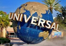 Universal Orlando abre convocatoria para más de 5.000 puestos de trabajo La intención expresada este martes por Universal Studios de lanzar sus películas directamente por internet, en lugar apostar por estrenos exclusivos en cines, ha provocado que la mayor cadena de cines de Estados Unidos, AMC, amenace con no volver a proyectar cintas de la compañía.