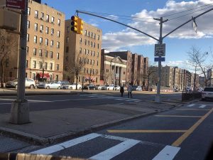 El Bronx, el condado neoyorquino con un 56,4 % de su poblaci&oacute;n hispana y un alto nivel de pobreza, est&aacute; siendo duramente golpeado por el coronavirus, que se ha cobrado la vida de m&aacute;s de 1.000 y contagiado a m&aacute;s de 23.000 de los residentes de este barrio