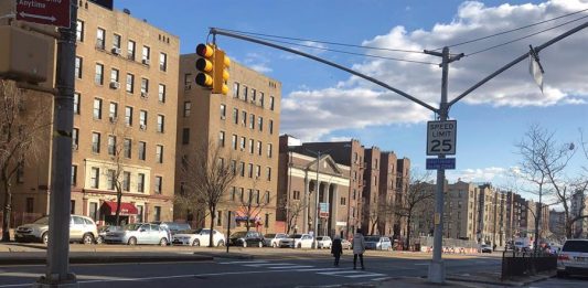 El Bronx, el condado neoyorquino con un 56,4 % de su población hispana y un alto nivel de pobreza, está siendo duramente golpeado por el coronavirus, que se ha cobrado la vida de más de 1.000 y contagiado a más de 23.000 de los residentes de este barrio