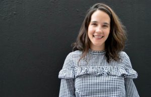 Para continuar con la est&eacute;tica retro con la que debut&oacute; recientemente en la serie "La casa de las flores", la artista mexicana Ximena Sari&ntilde;ana present&oacute; este jueves "Una vez m&aacute;s"